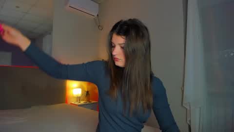 Snapshot of laura__leee chatting on 10/06/25, 05:27 Laura online show from 10/06/25, 05:27