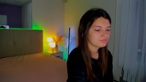 Snapshot of laura__leee chatting on 10/12/25, 05:06 Laura online show from 10/12/25, 05:06