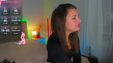 Snapshot of laura__leee chatting on 10/17/25, 06:27 Laura online show from 10/17/25, 06:27