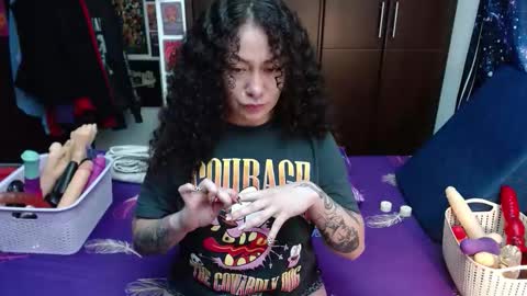 Snapshot of laura_anal_ chatting on 10/15/25, 06:19 Wen online show from 10/15/25, 06:19