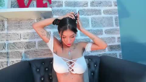 Snapshot of laura_aristizabal_19 chatting on 12/19/24, 04:02 Laura online show from 12/19/24, 04:02