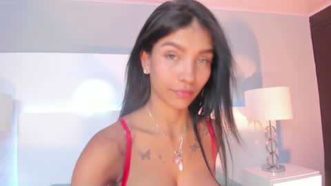 Snapshot of laura_aristizabal_19 chatting on 01/19/25, 06:43 Laura online show from 01/19/25, 06:43