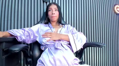 Snapshot of laura_aristizabal_19 chatting on 01/20/25, 04:12 Laura online show from 01/20/25, 04:12
