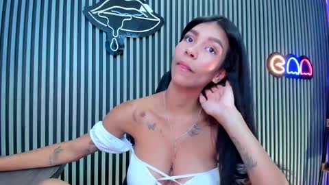 Snapshot of laura_aristizabal_19 chatting on 01/21/25, 04:37 Laura online show from 01/21/25, 04:37