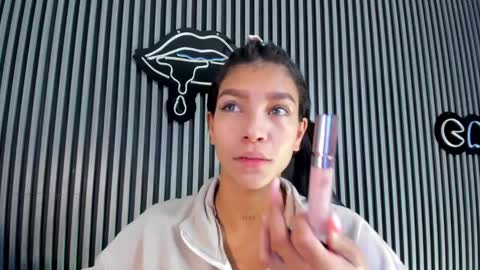Snapshot of laura_aristizabal_19 chatting on 02/20/25, 12:47 Laura online show from 02/20/25, 12:47