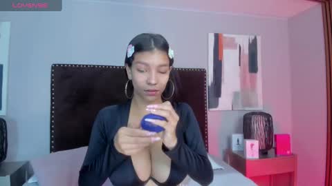 Snapshot of laura_aristizabal_19 chatting on 02/25/25, 01:06 Laura online show from 02/25/25, 01:06