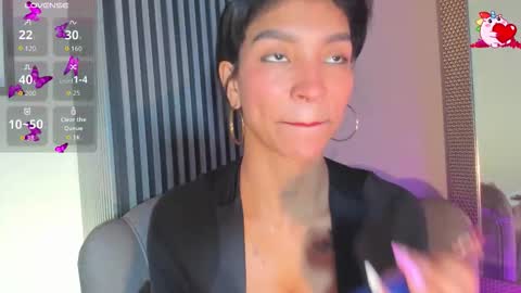 Snapshot of laura_aristizabal_19 chatting on 10/10/25, 11:37 Laura online show from 10/10/25, 11:37