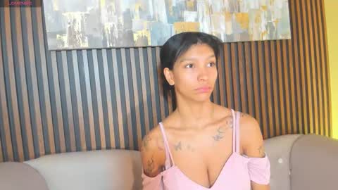 Snapshot of laura_aristizabal_19 chatting on 10/18/25, 12:39 Laura online show from 10/18/25, 12:39