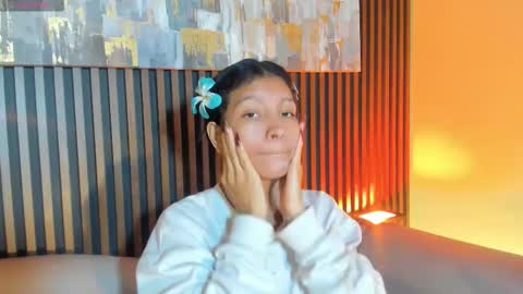 Snapshot of laura_aristizabal_19 chatting on 10/23/25, 12:48 Laura online show from 10/23/25, 12:48