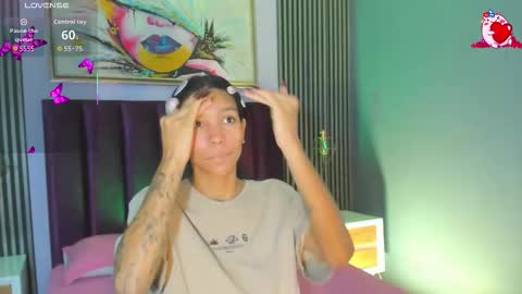 Snapshot of laura_aristizabal_19 chatting on 10/24/25, 12:45 Laura online show from 10/24/25, 12:45