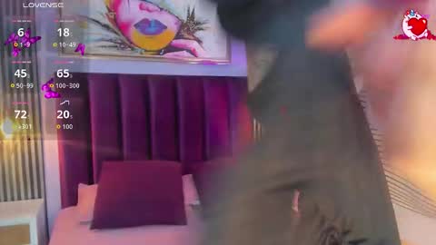 Snapshot of laura_aristizabal_19 chatting on 10/28/25, 01:03 Laura online show from 10/28/25, 01:03