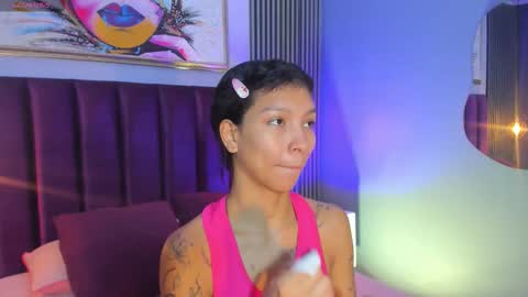 Snapshot of laura_aristizabal_19 chatting on 10/31/25, 11:44 Laura online show from 10/31/25, 11:44