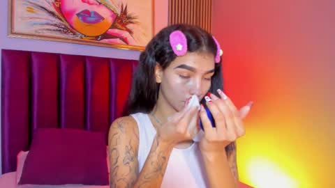 Snapshot of laura_aristizabal_19 chatting on 11/27/25, 01:02 Laura online show from 11/27/25, 01:02