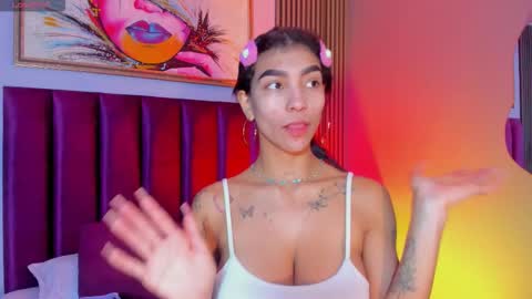 Snapshot of laura_aristizabal_19 chatting on 12/04/25, 01:20 Laura online show from 12/04/25, 01:20