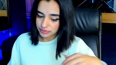 Snapshot of laura_badoo chatting on 12/14/24, 01:49 Laura online show from 12/14/24, 01:49