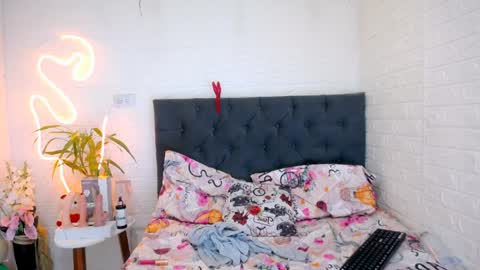 LAURA online show from 04/10/26, 03:28