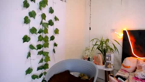 Snapshot of laura_candy02 chatting on 05/11/26, 02:23 LAURA online show from 05/11/26, 02:23