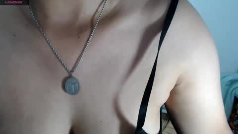 laura_foxx2379 online show from 05/01/26, 04:55