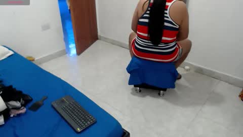 laura_foxx2379 online show from 05/23/26, 05:06