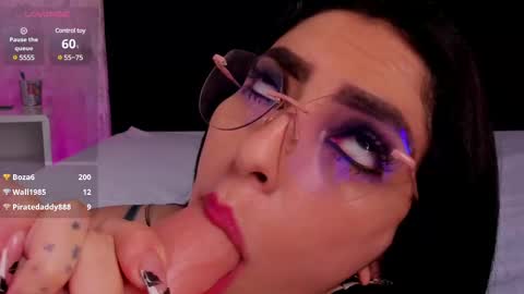 Snapshot of laura_greco chatting on 02/09/25, 04:40 online show from 02/09/25, 04:40