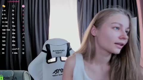 Laura online show from 09/26/25, 02:21