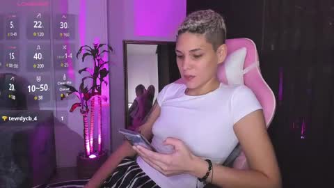 Snapshot of laura_r23 chatting on 12/20/24, 02:08 Laura Rose online show from 12/20/24, 02:08