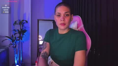Snapshot of laura_r23 chatting on 12/22/24, 06:17 Laura Rose online show from 12/22/24, 06:17
