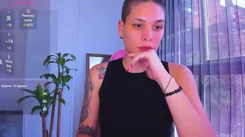 Snapshot of laura_r23 chatting on 12/28/24, 03:48 Laura Rose online show from 12/28/24, 03:48
