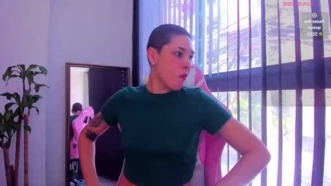 Snapshot of laura_r23 chatting on 01/15/25, 05:47 Laura Rose online show from 01/15/25, 05:47