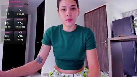 Snapshot of laura_r23 chatting on 02/16/25, 07:27 Laura Rose online show from 02/16/25, 07:27