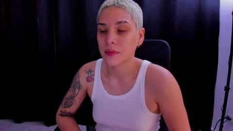 Snapshot of laura_r23 chatting on 09/16/25, 01:12 Laura Rose online show from 09/16/25, 01:12