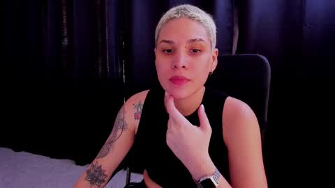 Snapshot of laura_r23 chatting on 09/19/25, 03:13 Laura Rose online show from 09/19/25, 03:13