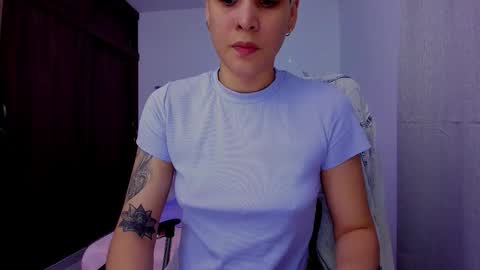 Snapshot of laura_r23 chatting on 09/26/25, 02:15 Laura Rose online show from 09/26/25, 02:15