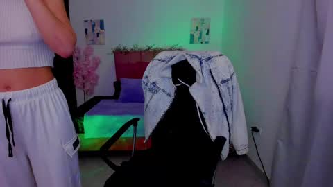 Snapshot of laura_r23 chatting on 10/03/25, 02:03 Laura Rose online show from 10/03/25, 02:03