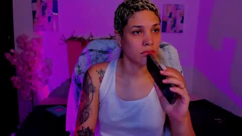 Snapshot of laura_r23 chatting on 10/25/25, 07:30 Laura Rose online show from 10/25/25, 07:30
