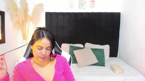 Snapshot of laura_soe chatting on 06/19/26, 02:05 LAURA SOE online show from 06/19/26, 02:05