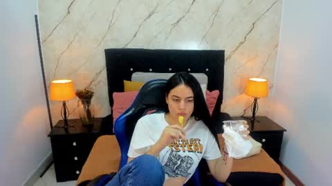 Snapshot of laura_soe chatting on 06/22/26, 01:52 LAURA SOE online show from 06/22/26, 01:52