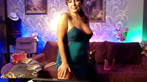 Snapshot of laurabenz chatting on 12/15/24, 06:59 Laura online show from 12/15/24, 06:59