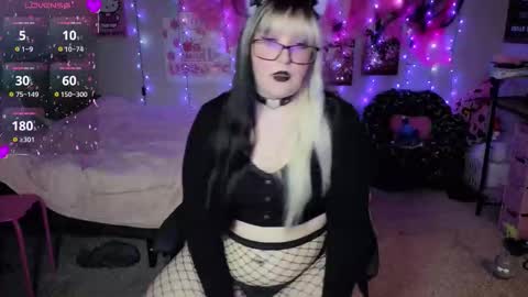 Snapshot of laurabethh chatting on 12/18/25, 01:44 Lorelei online show from 12/18/25, 01:44