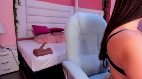 Laura online show from 05/11/26, 04:04