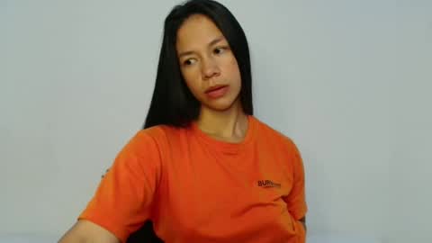 lauracb          online show from 05/25/26, 03:40