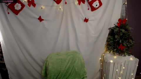 Snapshot of lauradre_ chatting on 12/11/24, 02:22 Laura online show from 12/11/24, 02:22