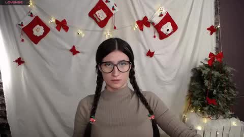 Snapshot of lauradre_ chatting on 12/12/24, 12:01 Laura online show from 12/12/24, 12:01