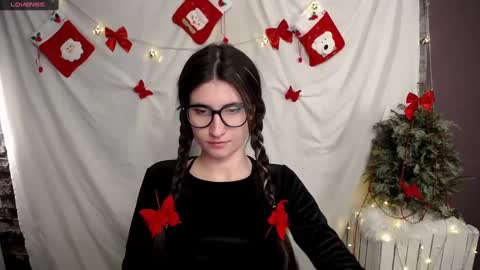 Snapshot of lauradre_ chatting on 12/13/24, 03:21 Laura online show from 12/13/24, 03:21