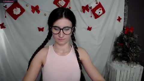 Snapshot of lauradre_ chatting on 12/23/24, 09:05 Laura online show from 12/23/24, 09:05