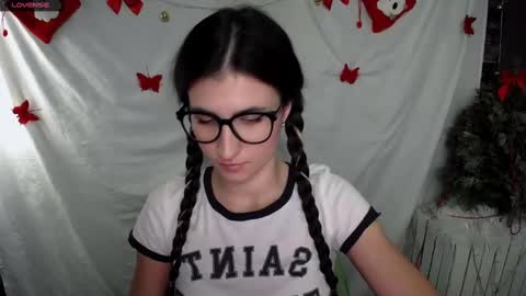 Snapshot of lauradre_ chatting on 01/03/25, 08:43 Laura online show from 01/03/25, 08:43