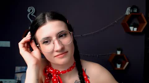 Snapshot of lauradre_ chatting on 03/11/25, 03:23 Laura online show from 03/11/25, 03:23