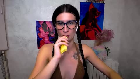 Snapshot of lauradre_ chatting on 09/20/25, 09:21 Laura online show from 09/20/25, 09:21