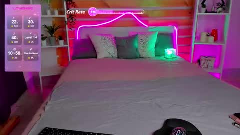 Snapshot of lauraellinss chatting on 10/19/25, 01:39 Laura online show from 10/19/25, 01:39