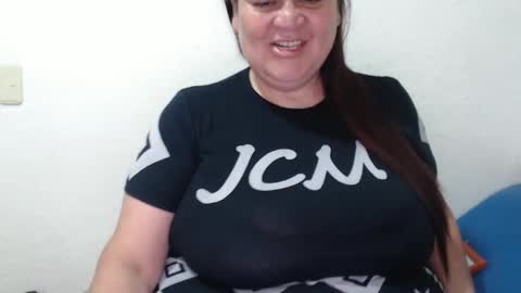 Snapshot of laurahotxx chatting on 11/12/25, 04:07 LAURA online show from 11/12/25, 04:07